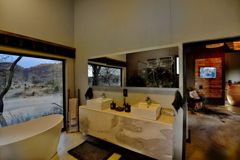 Nick Nolte Safaris August 109 768x513